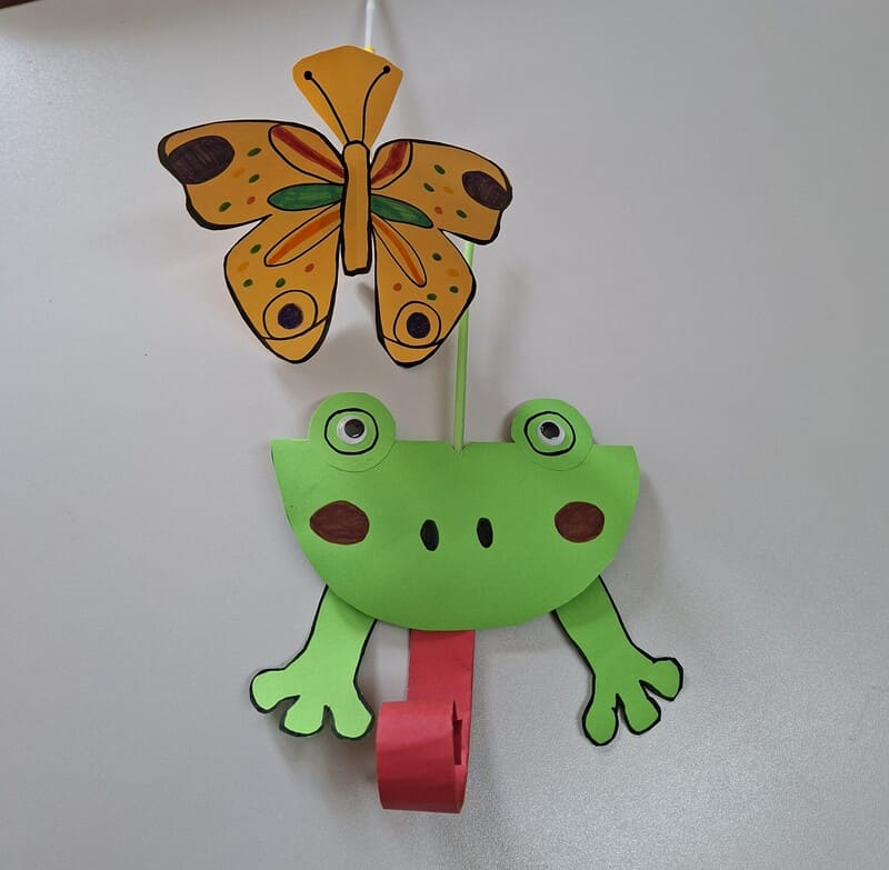 Feim una granota i una papallona amb moviment